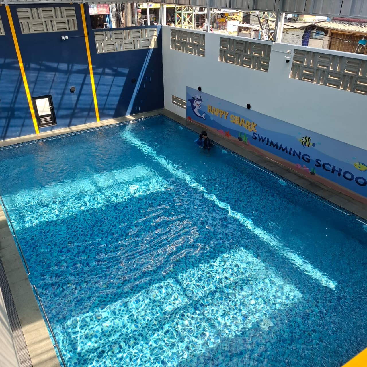 Anak belajar renang di Happy Shark Swimming School